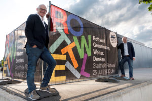 Rottweil gemeinsam weiter denken“: Oberbürgermeister Ralf Broß (links) und Bürgermeister Dr. Christian Ruf (rechts) laden die Bürgerinnen und Bürger zu einem kreativen Workshop in die Stadthalle ein (Foto: Stadt Rottweil).