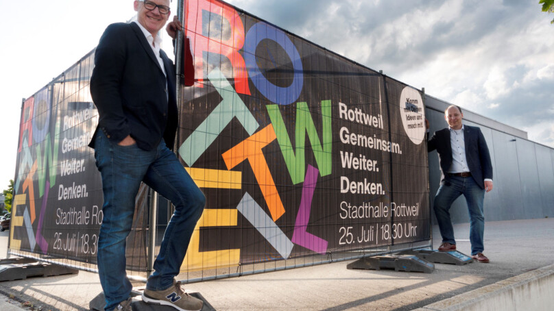 Rottweil gemeinsam weiter denken“: Oberbürgermeister Ralf Broß (links) und Bürgermeister Dr. Christian Ruf (rechts) laden die Bürgerinnen und Bürger zu einem kreativen Workshop in die Stadthalle ein (Foto: Stadt Rottweil).