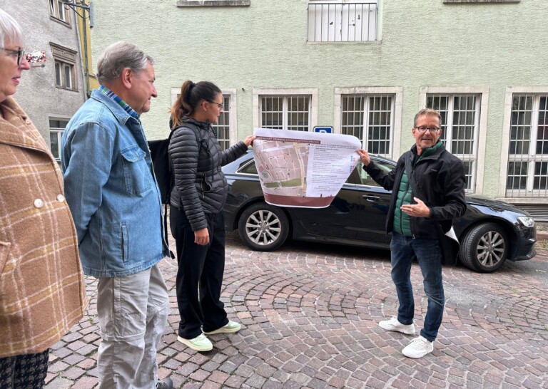 Mobilitätsbeauftragter Horst Bisinger und sein Team diskutierten mit den Teilnehmenden des Ortsrundgangs über die Maßnahmen im Sprengerort (Foto: Stadt Rottweil / Hermann).