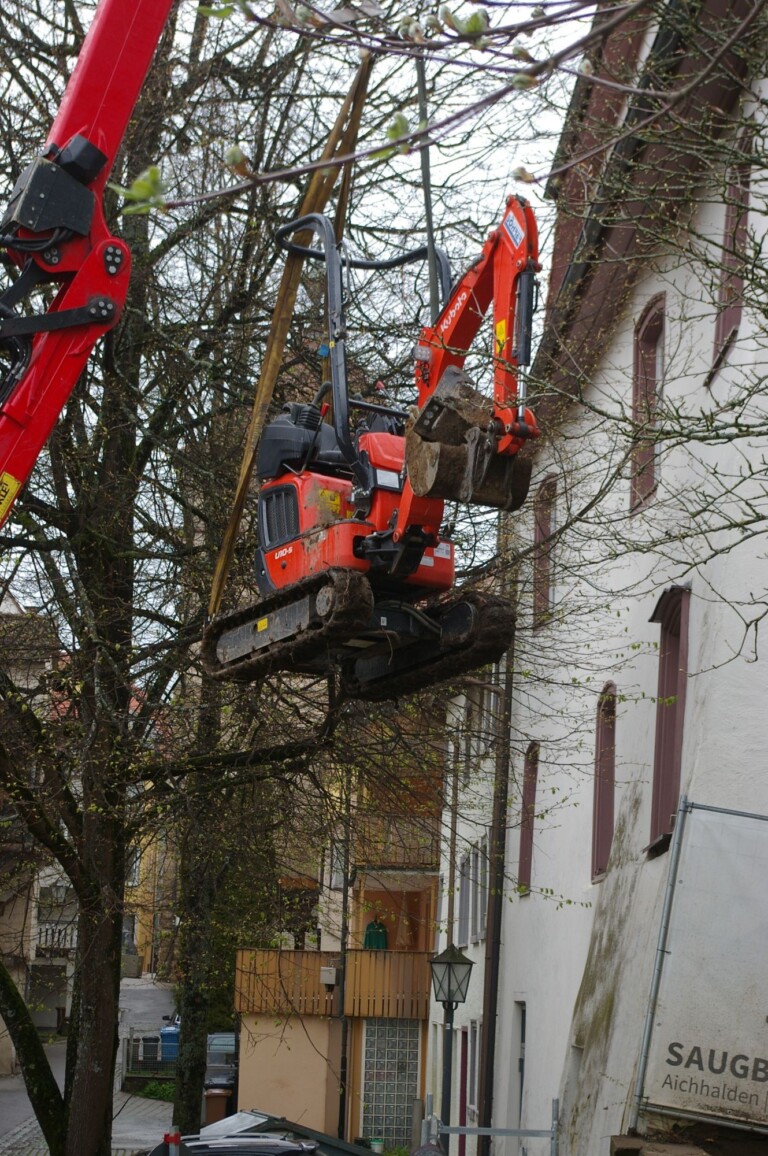 Schweres Gerät wurde zur Sanierung mit einem Kran hinter die Mauer gehievt.