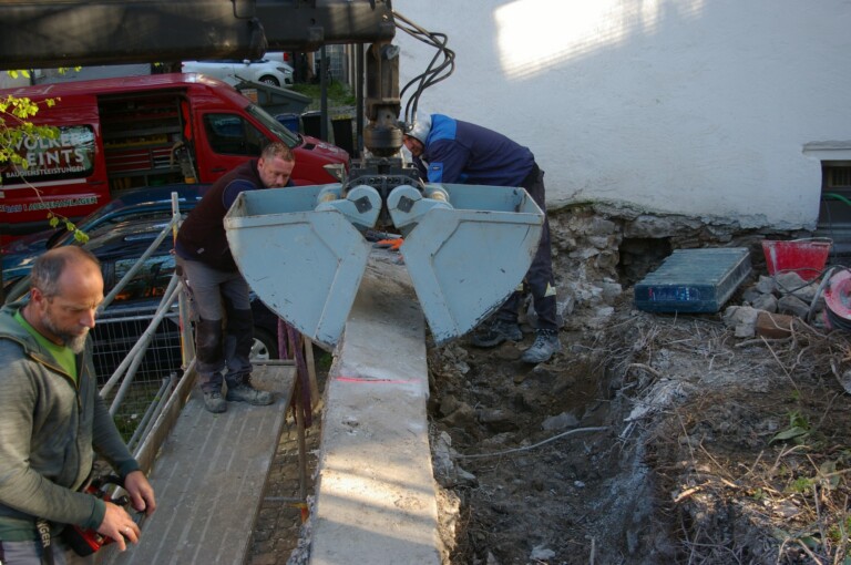 In Teilen musste die Mauer wieder neu aufgemauert werden. Dabei kamen ausschließlich vorhandene Bestände aus Altsteinen zum Einsatz.