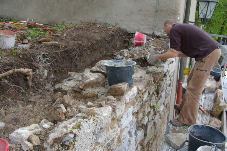 Die alte Mauerkrone aus Beton wird entfernt.