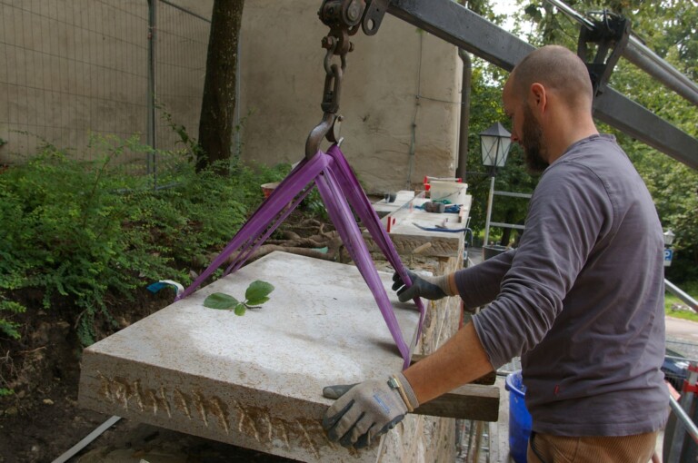 Die Sanierte Mauer erhält einen Schutz aus Kalksteinplatten.